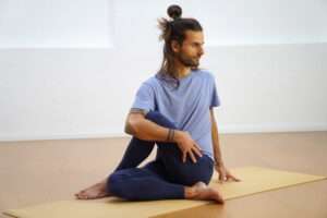 Dennis in Yogahaltung