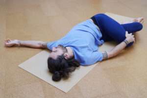 Yogahaltung im Liegen
