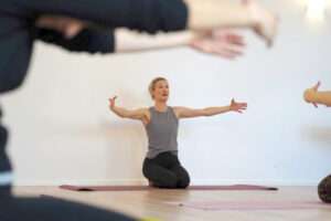 Pilatestrainerin im Studio