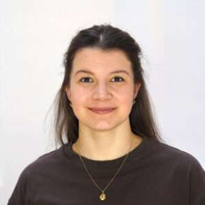 Yogalehrerin Portrait vor weißem Hintergrund