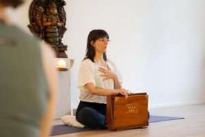 Yogalehrerin mit Harmonium