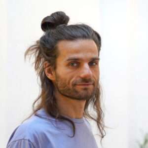 Portrait vor weißem Hintergrund