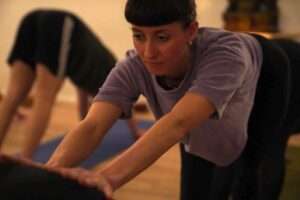 Yogalehrerin bei der Arbeit