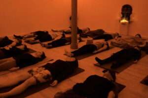 Yoga Nidra ist Tiefenentspannung in der Gruppe