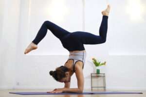 Unterarmstand vor weißem Hintergrund