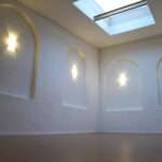 Weißer Raum mit Bögen im Yogastudio