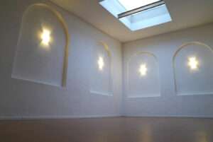 Weißer Raum mit Bögen