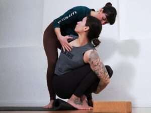 Vicky in der Pashasana-Position