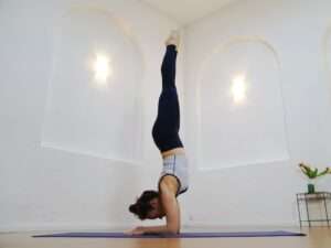 Yogahaltung vor weißem Hintergrund