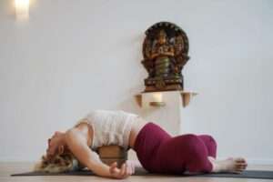 Yogalehrerin mit Block