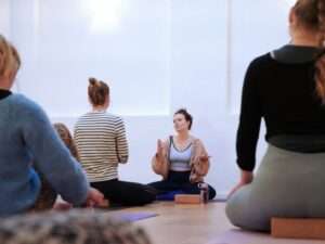 Lena vor Yogaklasse im YOGARAUM