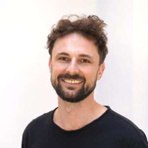 Portrait vor weißem Hintergrund