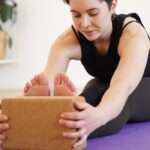Yoga mit Block als Hilfsmittel