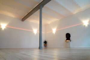 Heller Raum mit Säule in der Mitte