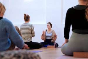 Yogalehrerin im Schneidersitz
