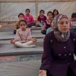 Kinder in Meditation