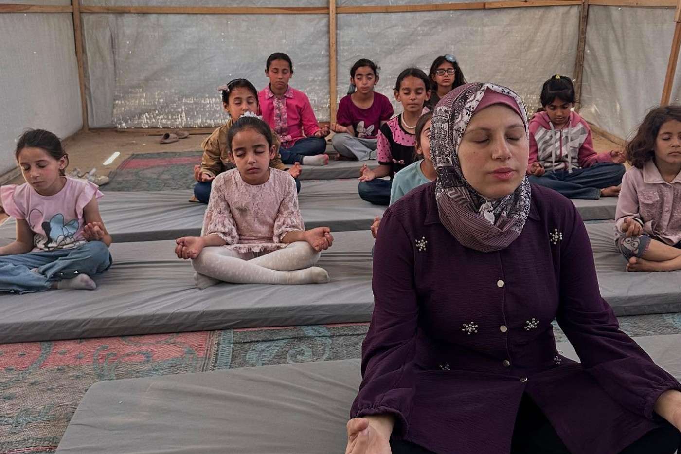 Kinder in Meditation