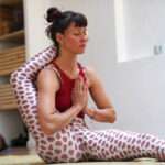 Frau in fortgeschrittener Yogahaltung