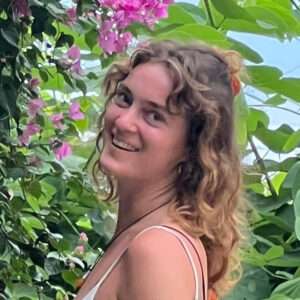 Junge Frau, Portrait vor Blumen